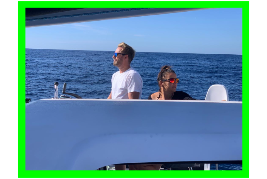 Geschäftsführerin Maren und Geschäftsführer Matthias auf ihrem Catamaran namens 