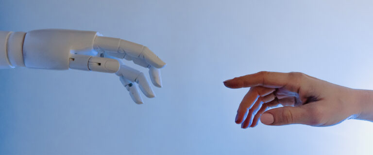 Menschliche Hand und eine Cyborg-Hand nähern sich