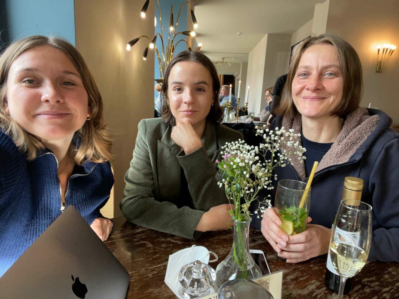 Drei Frauen in einem Restaurant